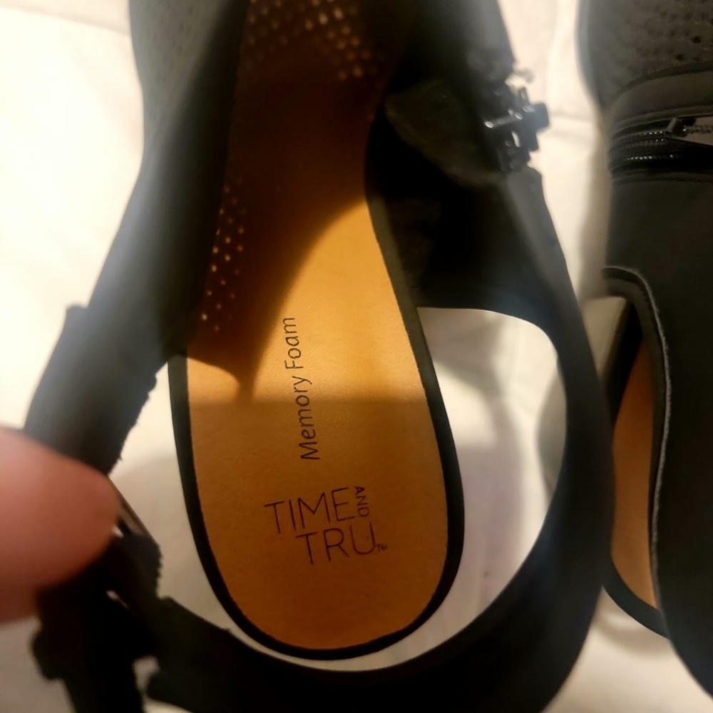 NWOT heels - Picture 6 of 8